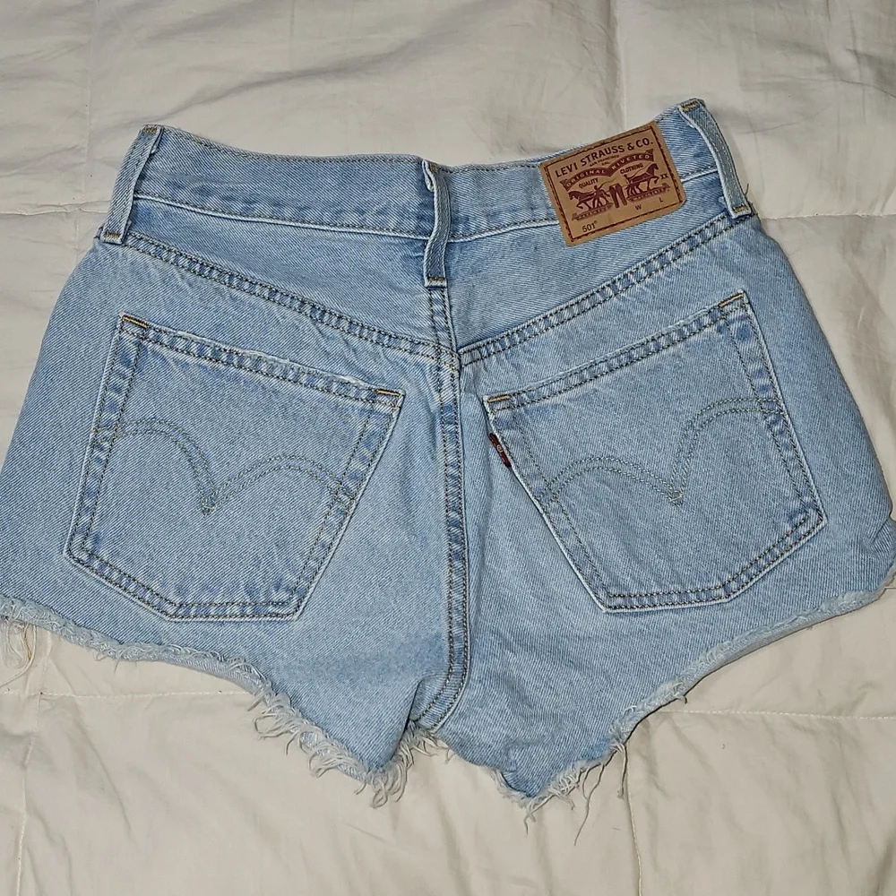 Womens 501 Levi Distressed Shorts. 2